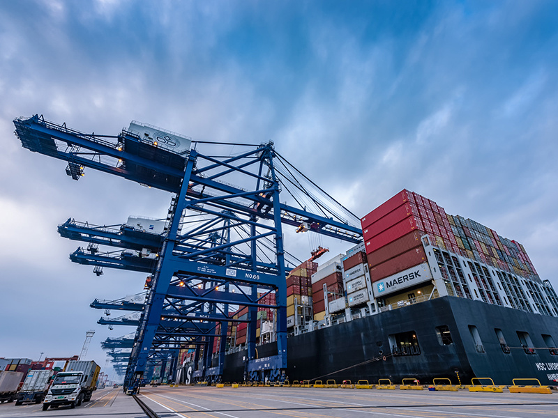 全自(zì)動化(huà)碼頭背後的(de)“搬運工(gōng)”：地(dì)下(xià)4萬多(duō)顆磁釘指引自(zì)動導引車(chē)精準作(zuò)業(yè)